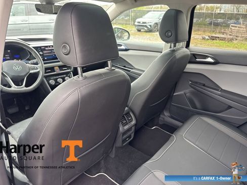 Used 2023 Volkswagen Taos SE w/ Panoramic Sunroof Package image 11