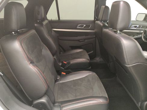 Used 2018 Ford Explorer XLT w/ Equipment Group 202A FWD image 19