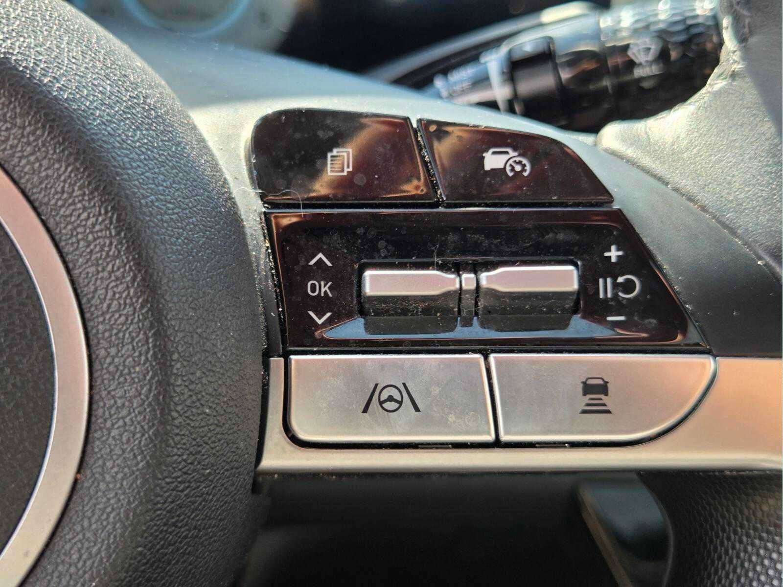 Used 2025 Hyundai Elantra SEL FWD image 28