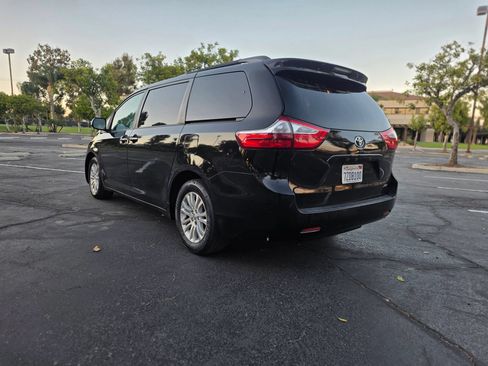 Used 2017 Toyota Sienna XLE FWD image 6