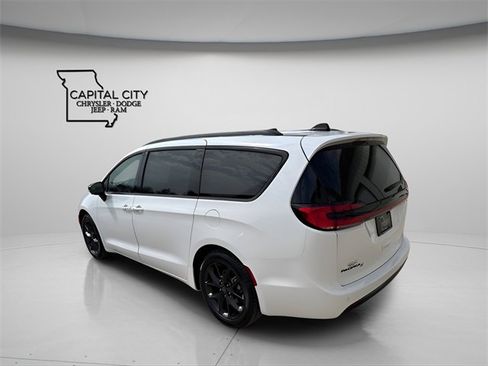 New 2026 Chrysler Pacifica Select w/ S Appearance Package image 5