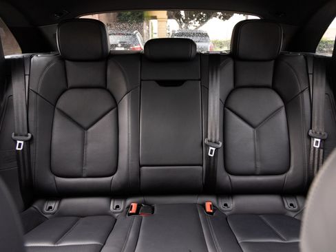 Certified 2024 Porsche Macan AWD/4WD image 27