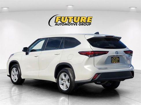 Used 2023 Toyota Highlander LE image 7