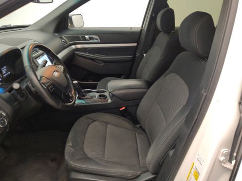 Used 2017 Ford Explorer XLT w/ Equipment Group 201A FWD image 17