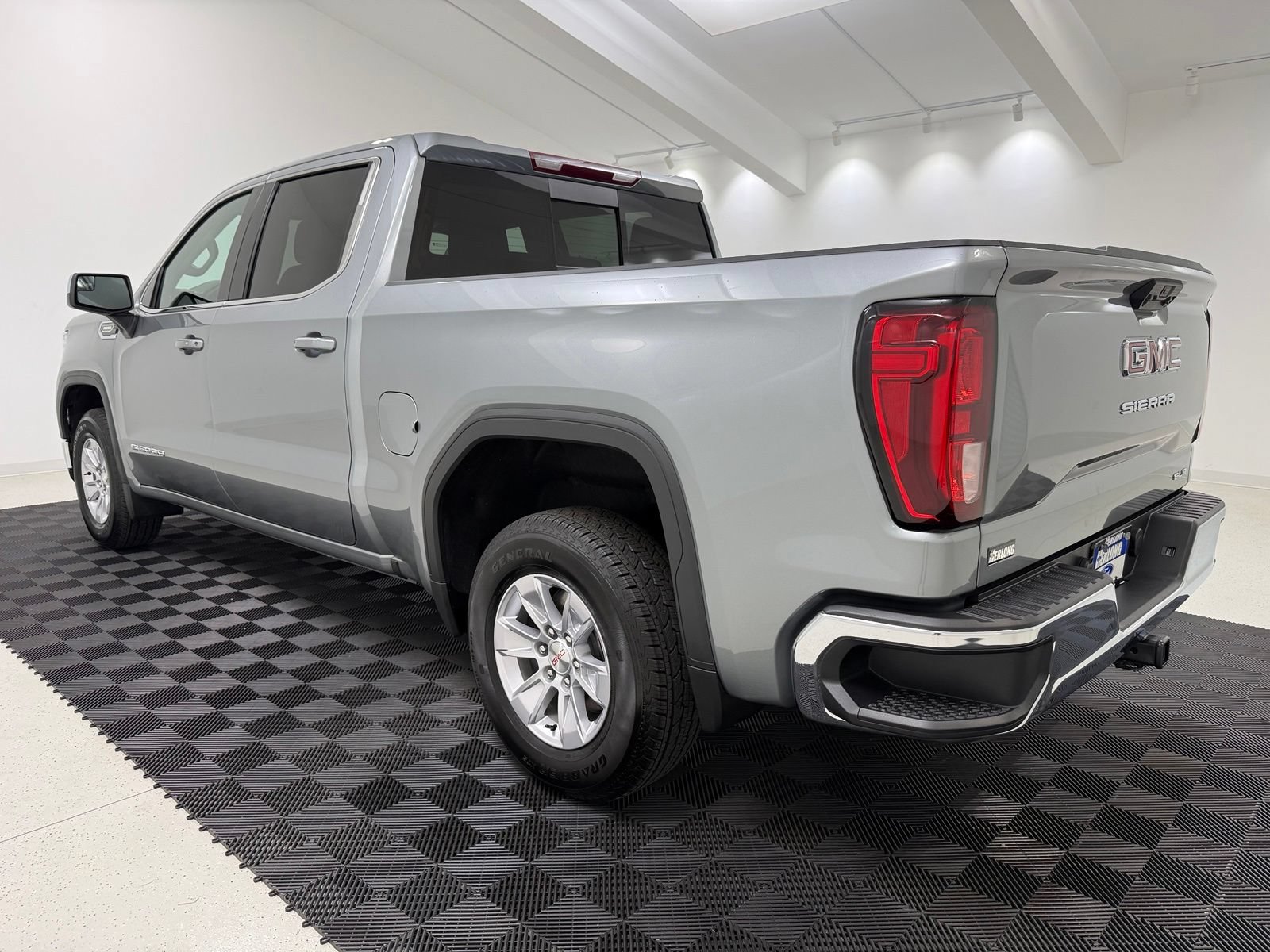 Used 2026 GMC Sierra 1500 SLE w/ Preferred Package RWD image 5