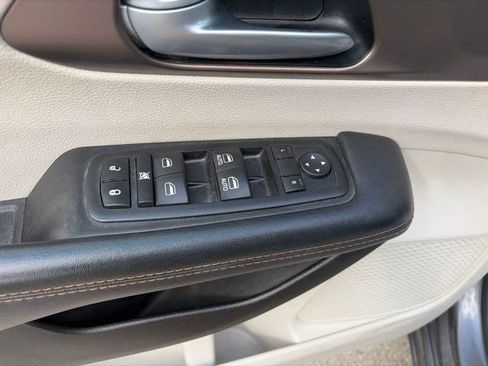 Used 2017 Chrysler Pacifica Touring-L FWD image 14