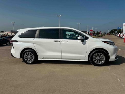 Used 2023 Toyota Sienna LE FWD image 2