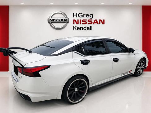 Used 2022 Nissan Altima 2.0 SR FWD image 2