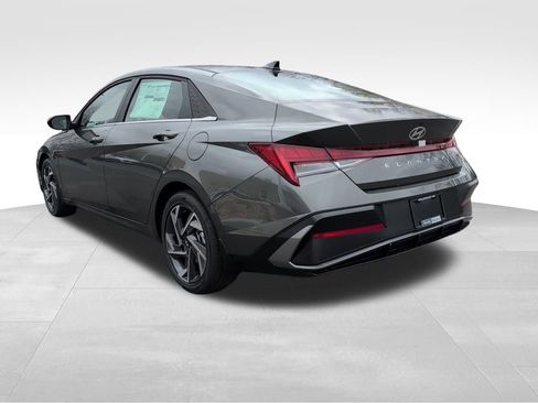 Used 2025 Hyundai Elantra SEL FWD image 5