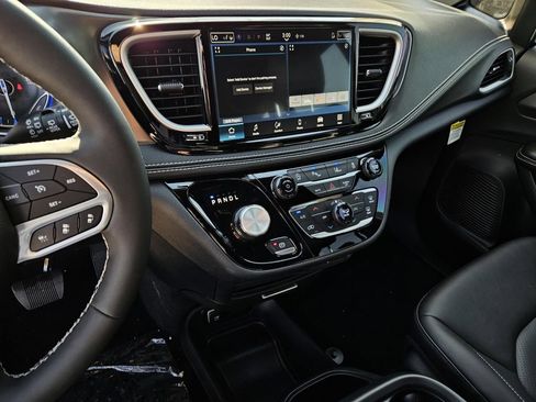 New 2026 Chrysler Pacifica Select FWD image 16