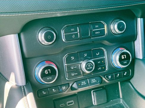 Used 2024 GMC Yukon SLT w/ SLT Luxury Package RWD image 19