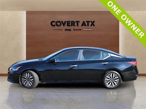 Used 2024 Nissan Altima 2.5 SV image 2