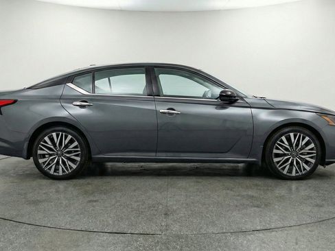 Used 2025 Nissan Altima 2.5 SV FWD image 11
