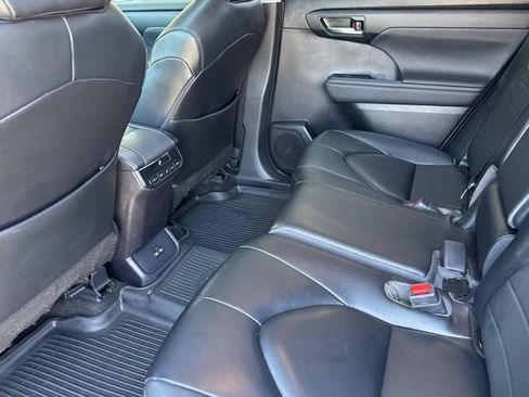 Used 2023 Toyota Highlander XLE FWD image 14