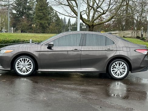 Used 2018 Toyota Camry XLE w/ Driver Assist Package image 5