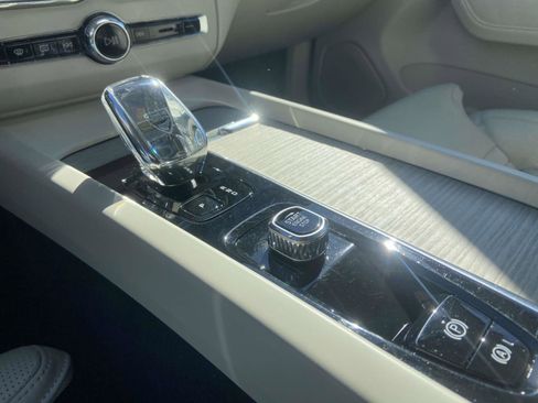 Certified 2023 Volvo XC60 B5 Ultimate w/ Protection Package Premier image 29