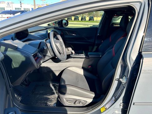 Used 2025 Toyota Prius Plug-In Hybrid image 11