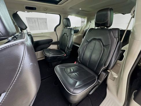 Used 2022 Chrysler Pacifica Limited image 23