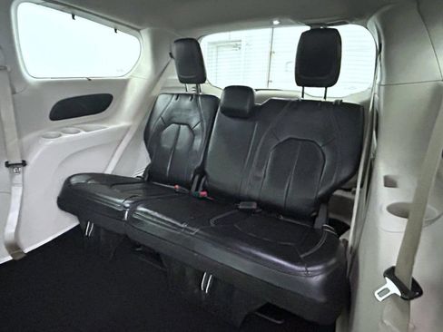 Certified 2022 Chrysler Pacifica Touring-L FWD image 18
