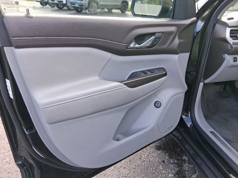 Used 2023 GMC Acadia SLT image 9