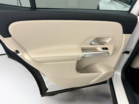 Used 2023 Mercedes-Benz GLB 250 4MATIC w/ Premium Package image 27