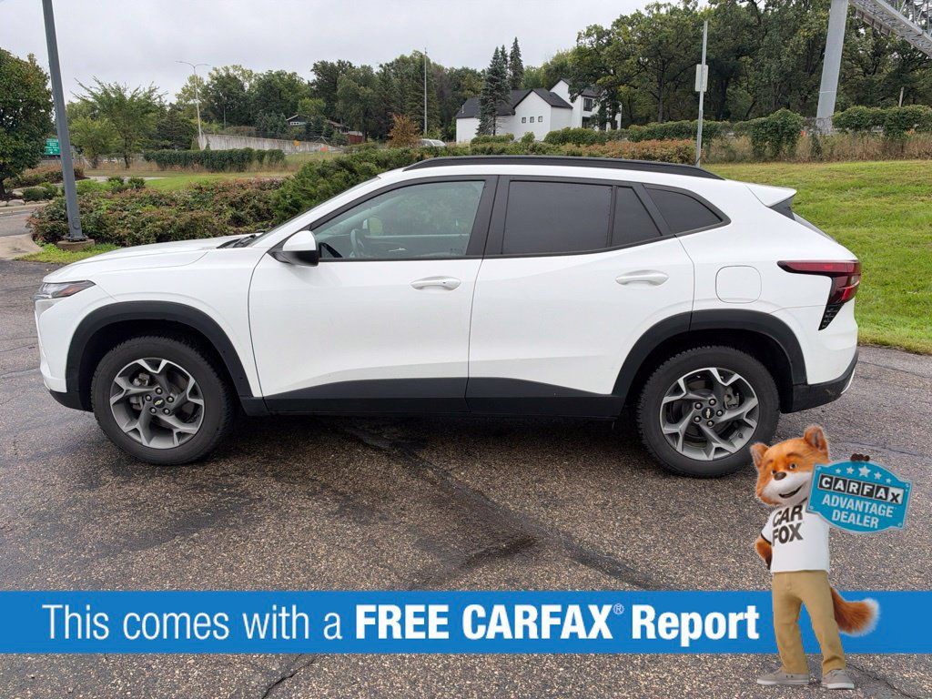 Used 2024 Chevrolet Trax LT w/ Driver Confidence Package FWD image 2