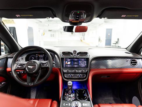 Used 2021 Bentley Bentayga image 28