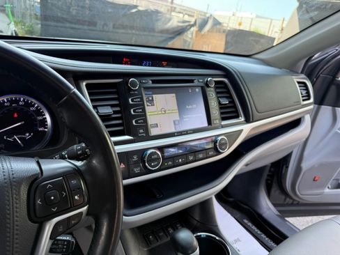 Used 2018 Toyota Highlander Limited image 12