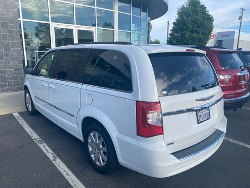 Used 2014 Chrysler Town & Country Touring FWD image 2