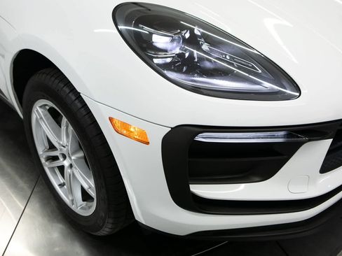 Certified 2025 Porsche Macan AWD/4WD image 12