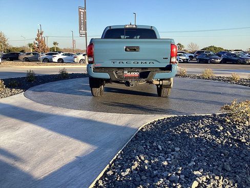 Used 2019 Toyota Tacoma TRD Sport w/ Technology Package image 5