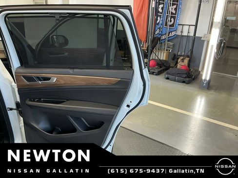 Used 2025 Volkswagen Atlas SE FWD image 33