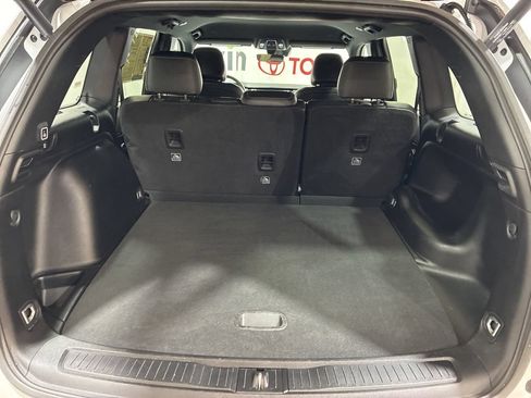 Used 2025 Jeep Grand Cherokee Altitude AWD/4WD image 16