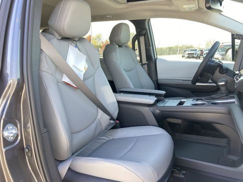 Certified 2025 Toyota Sienna XLE image 28