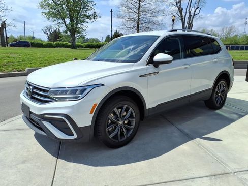 Used 2023 Volkswagen Tiguan SE AWD/4WD image 3