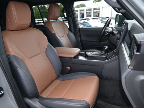 Used 2024 Lexus GX 550 w/ Accessory Package (Z1) AWD/4WD image 30