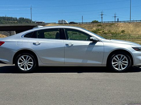 Used 2018 Chevrolet Malibu LT FWD image 2