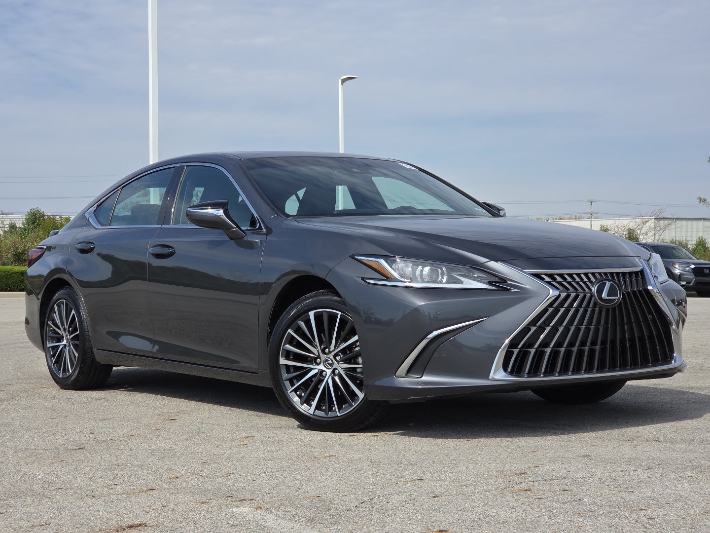 Used 2025 Lexus ES 300h w/ Premium Package FWD image 2