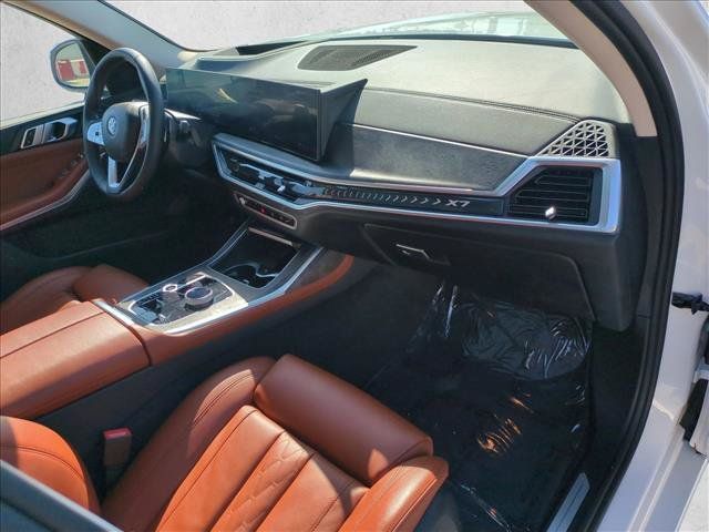 Used 2024 BMW X7 xDrive40i w/ Parking Assistance Package AWD/4WD image 25