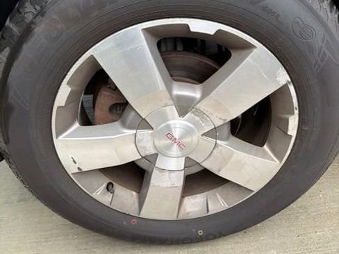 Used 2011 GMC Acadia SLT FWD image 2