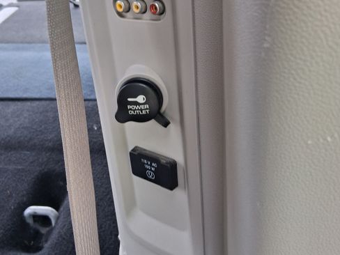 Used 2013 Chrysler Town & Country Touring FWD image 22