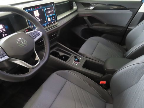 New 2026 Volkswagen Tiguan SE FWD image 21