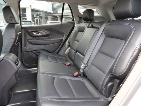 Used 2024 GMC Terrain SLT image 28