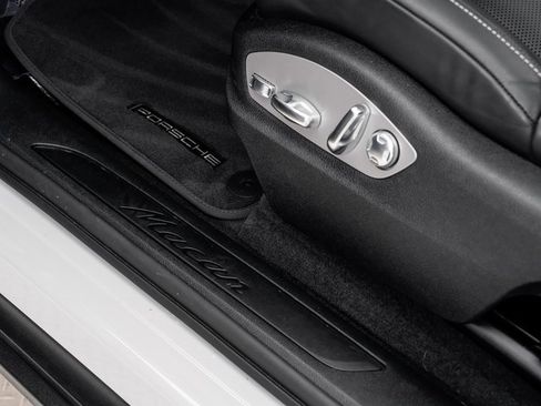 Used 2025 Porsche Macan image 12