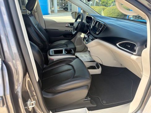 Used 2023 Chrysler Pacifica Touring-L FWD image 16