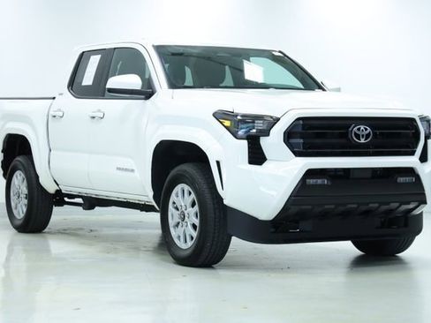 Used 2025 Toyota Tacoma SR5 AWD/4WD image 3