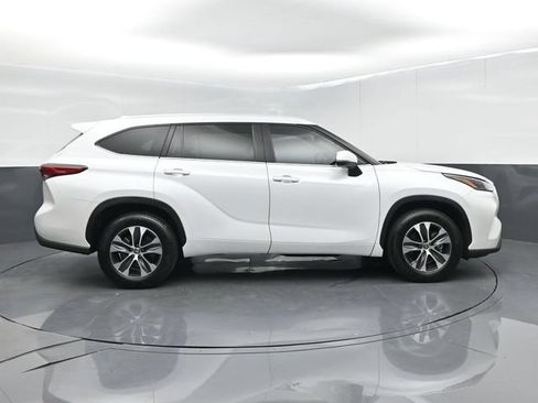 Used 2023 Toyota Highlander XLE FWD image 9