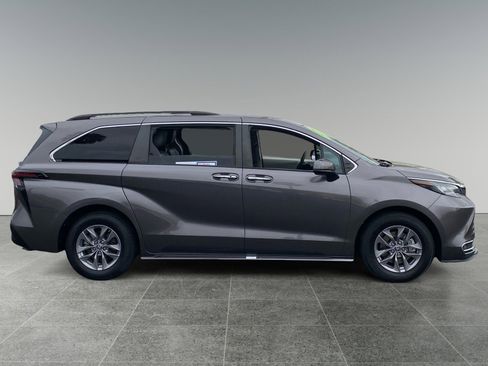 Used 2023 Toyota Sienna XLE FWD image 6