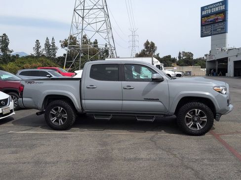 Used 2019 Toyota Tacoma TRD Sport w/ Technology Package image 4