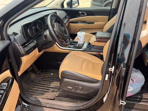 Used 2024 Kia Carnival EX FWD image 3